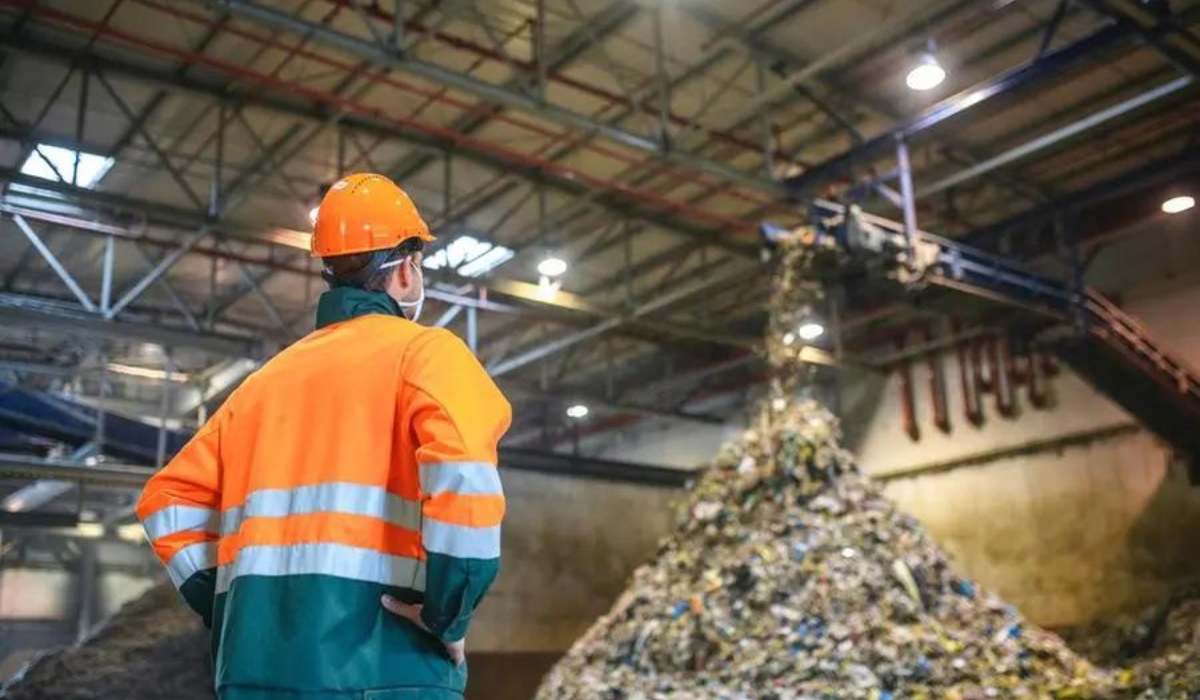 Al Baladiya sets up 15 waste collection points to deter dumping in wild areas